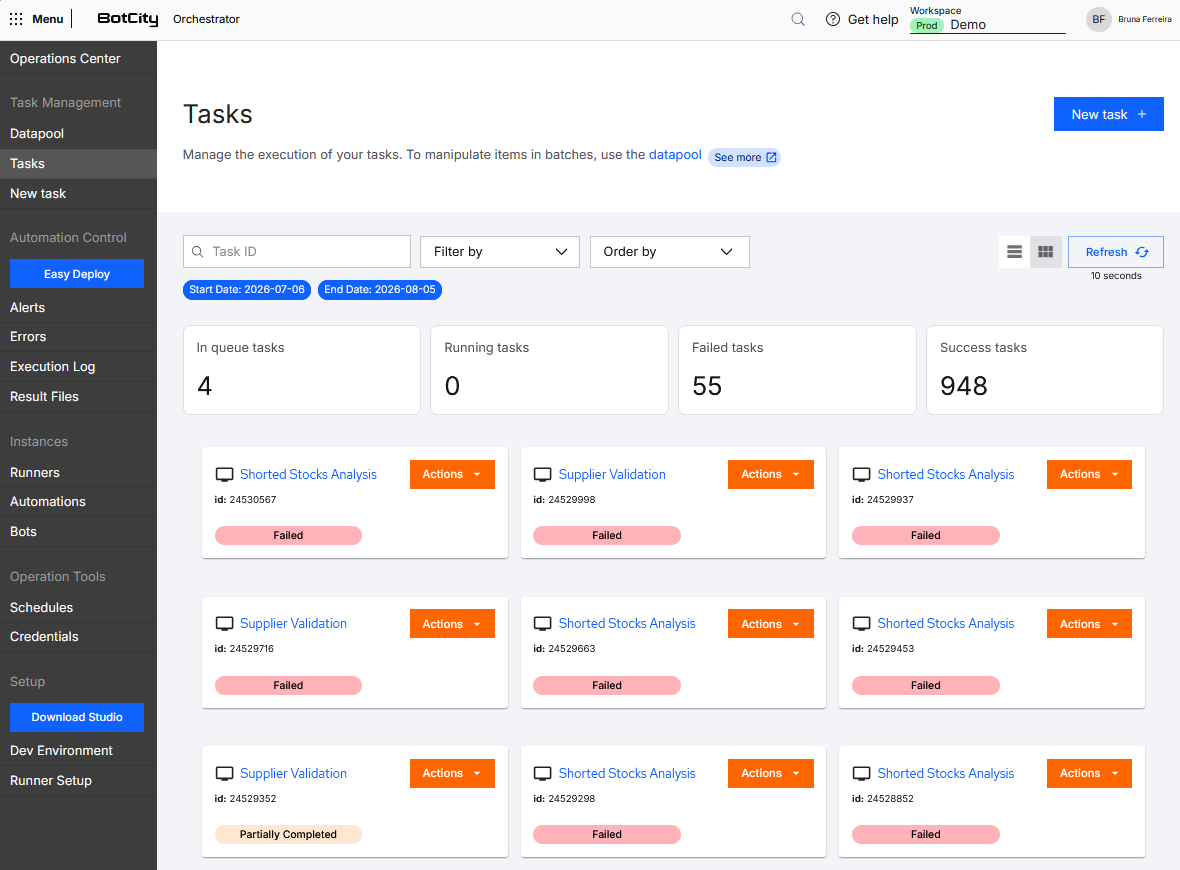 Gerenciamento da fila de tarefas no BotCity Orquestrador Captura de tela da interface do BotCity Orchestrator, na funcionalidade "Tarefas". No topo, filtros de busca por Estado, Repositório, Automação, Runner e ID. Abaixo, uma seção "Fila" exibe uma grade de cards de tarefas. Cada card mostra o ID da tarefa, um botão de ações e o status atual, variando entre "Failed" (em vermelho), "Finished" (em cinza) e "Partially Completed" (em amarelo). À esquerda, um menu de navegação vertical com opções como Dashboard, Datapool, Tarefas, Alertas, Erros, Logs de execução, Arquivos de resultado, Runners, Automações, Robôs, Agendamentos, Credenciais.